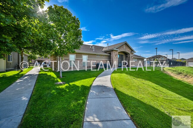 Building Photo - Mid-Row Townhome in Riverton