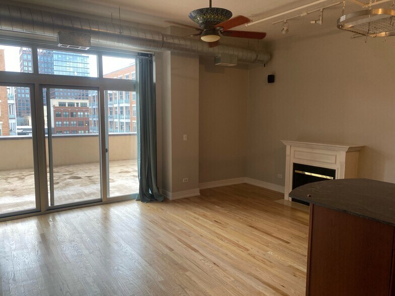 Living area, island and gas fireplace - 950 W Monroe St