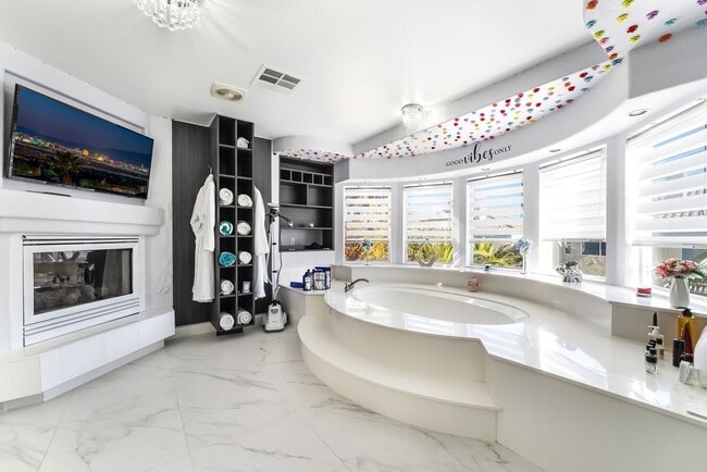 Building Photo - Luxury Living in Guard-Gated Royal Highlands!