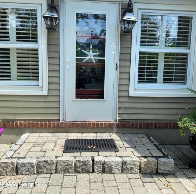 Building Photo - 506 6th Ave