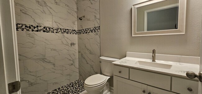 Building Photo - 572 Windermere Way