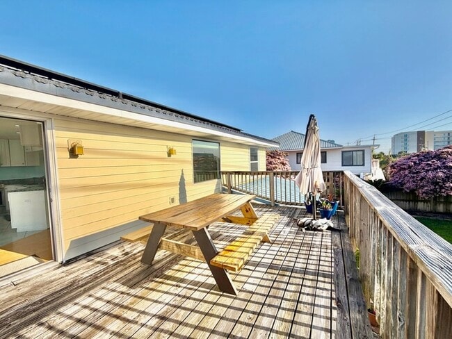 Building Photo - 723 Sailfish Dr