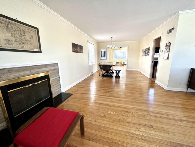 Building Photo - 4940 N Wildwood Ave