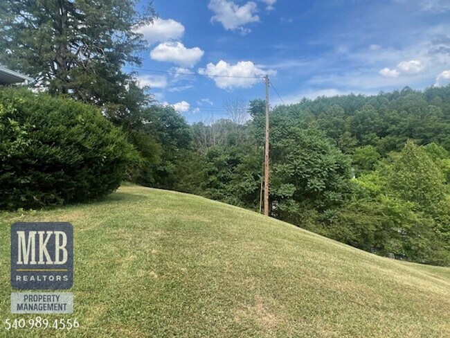 Building Photo - 2-Possibly 3 Bedroom completly remodeled home in Clearbrook SPECIAL!!! $500.00 off the first mont...