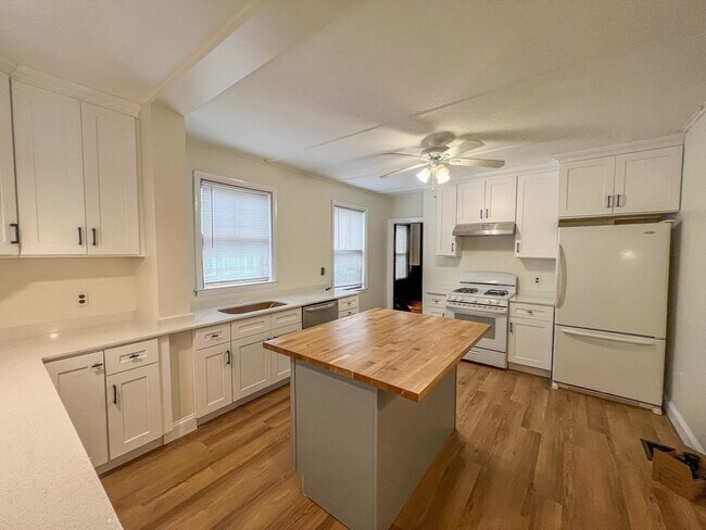 Building Photo - 263 Waverley St