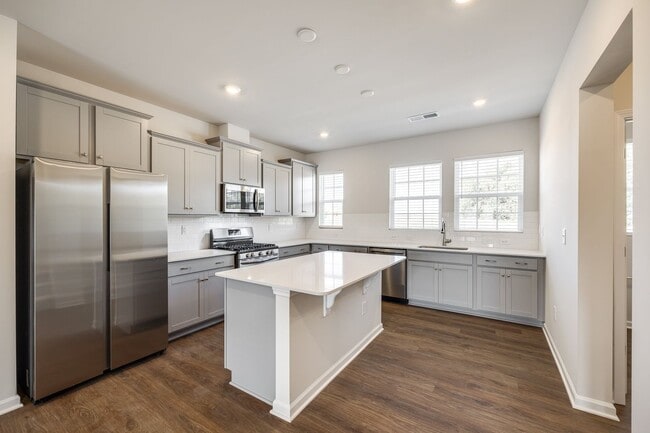 Building Photo - Beautiful 3-bedroom, 3.5 bath townhome in ...