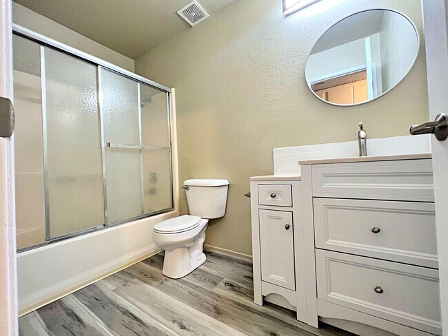 Building Photo - 2826 San Ramon Dr