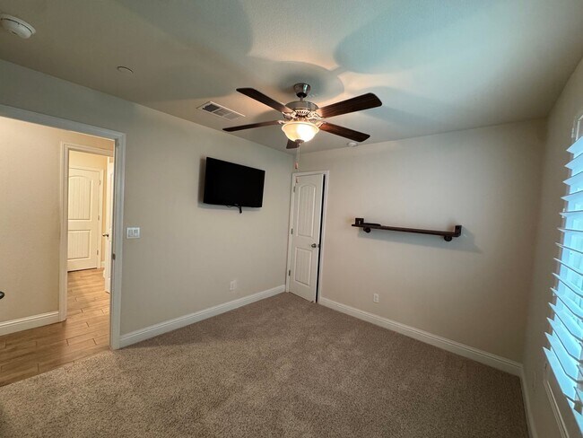 Building Photo - 493 Crescent Ln