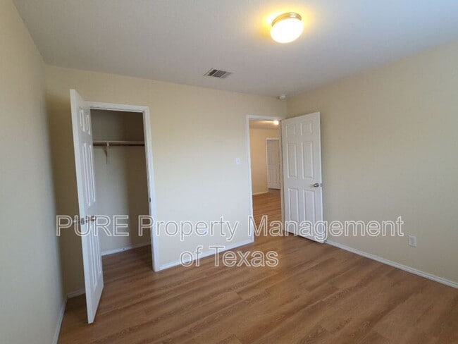 Building Photo - 204 Ruby Lake Dr