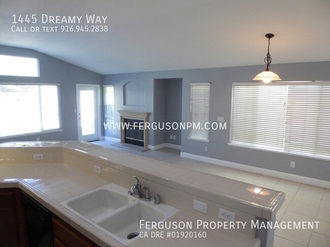 Building Photo - 1445 Dreamy Way