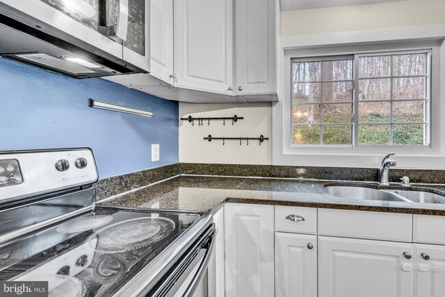 Building Photo - 4415 Elmwood Dr