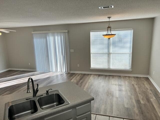 Building Photo - "Charming 3-Bed Townhouse Retreat in Shali...