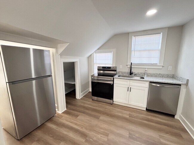 Building Photo - Bungalow in rosewood