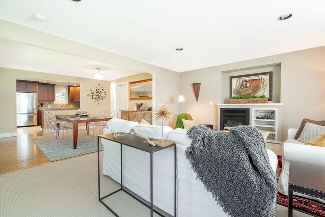 Building Photo - Charming Rambler in North Seattle!