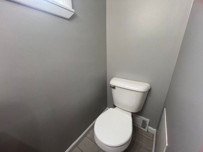 Building Photo - Beautiful 4 Bedroom/ 2 Bath with private c...