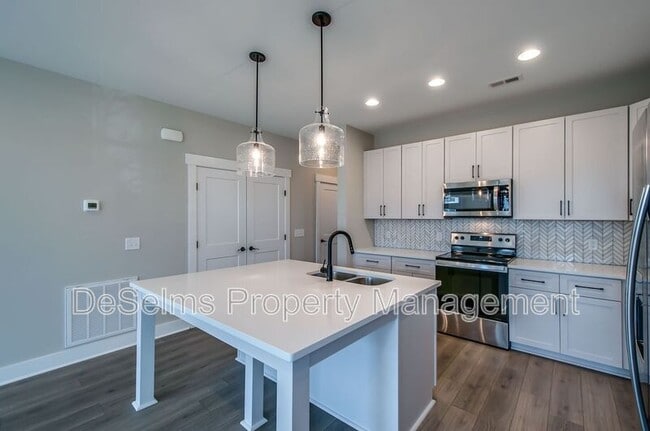 Building Photo - 2061 Oakwood Avenue