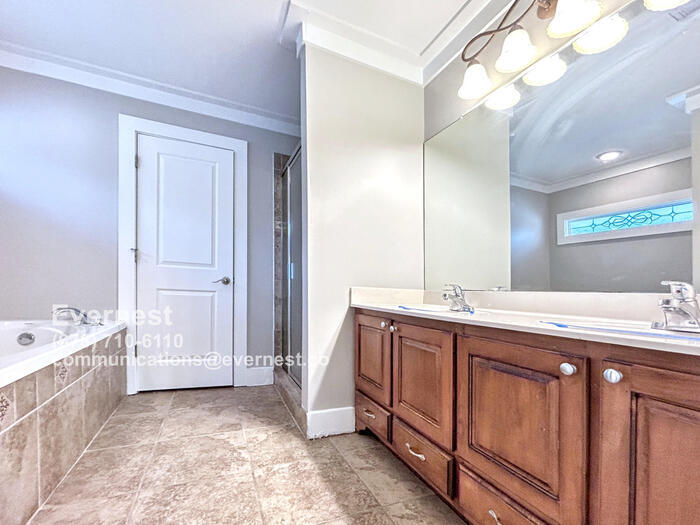 Building Photo - 3559 Victoria St