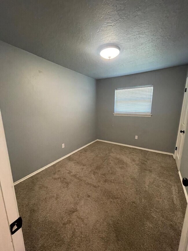 Building Photo - Adorable 4 Bedroom Home For Lease