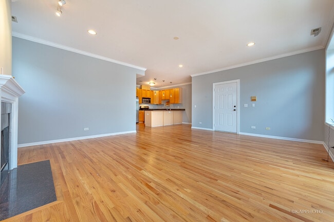 Building Photo - 633 E Bowen Ave