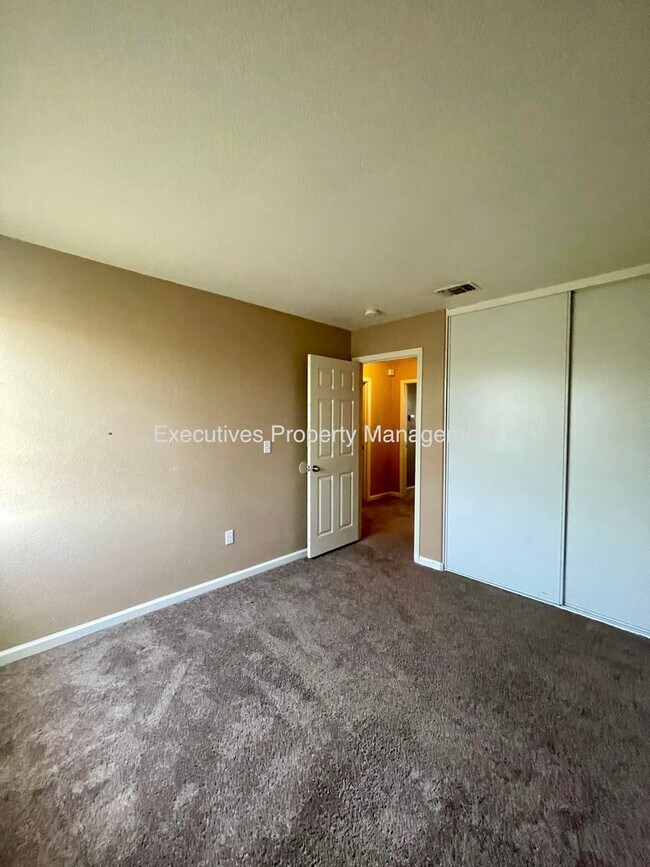 Building Photo - Available Now || 565 Peach Dr Chowchilla