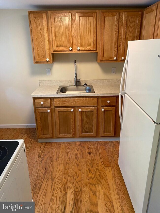 Building Photo - 2033 Harts Ln