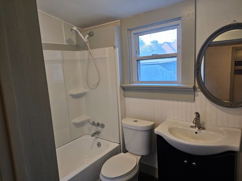 Building Photo - 1014 11th Ave N