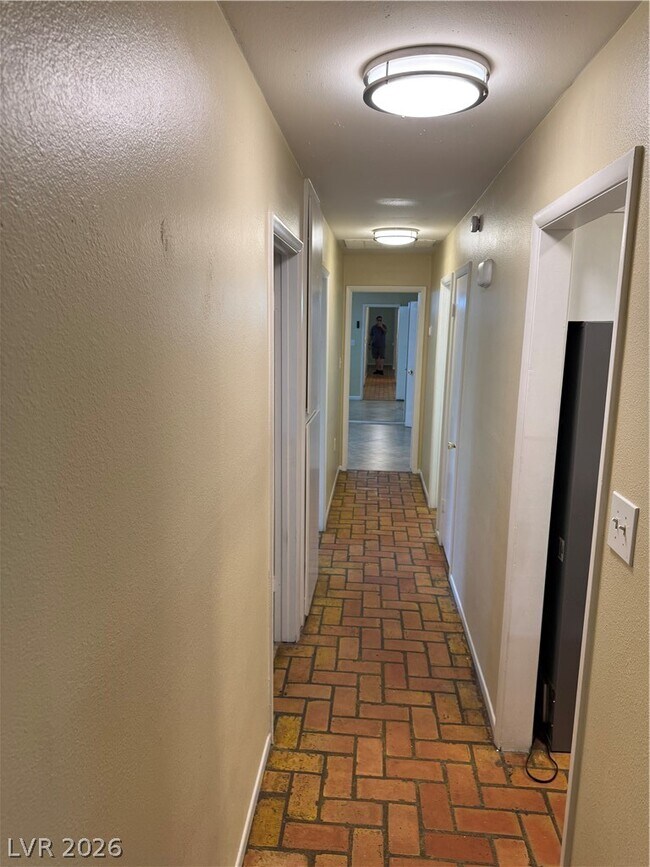 Building Photo - 1390 Hialeah Dr