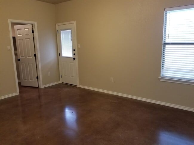 Building Photo - *COMING SOON* High Ceilings, Fenced Yard & 2-Car Garage – New Braunfels Living!