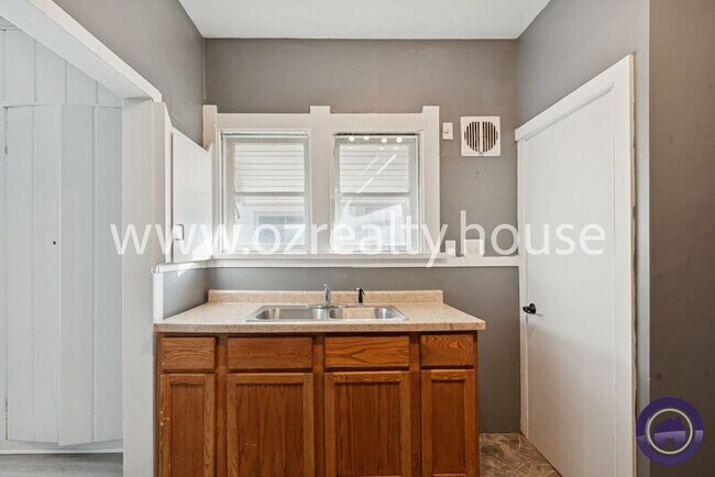 Building Photo - 4319 Parrakeet Ave