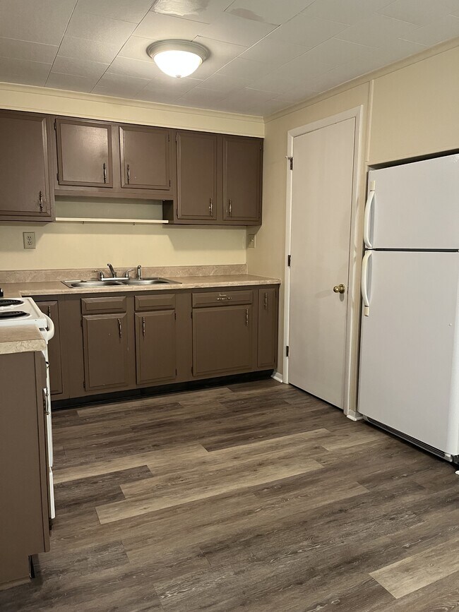 Building Photo - 611 Lincoln Way W