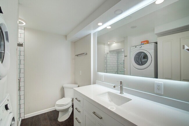 Building Photo - 2Bd/1.75Ba Kirkland Townhouse