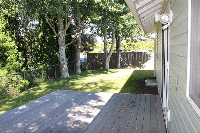 Building Photo - 3 Bedroom, 2 Bathroom House in Burlington!