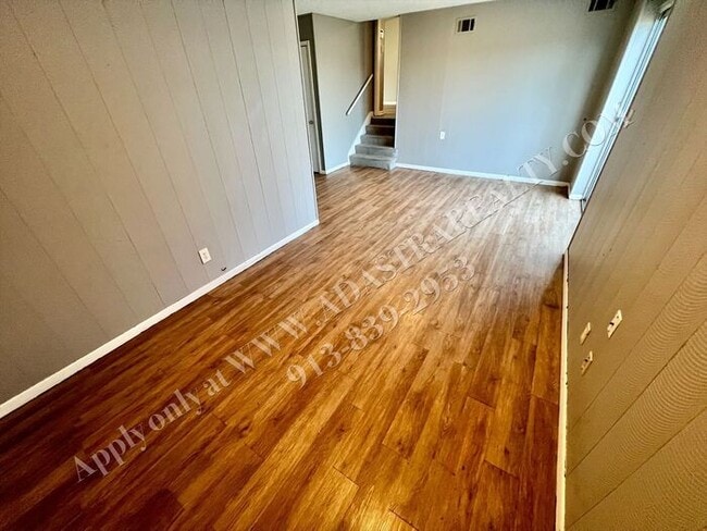 Building Photo - Beautiful Remodeled South KCMO Townhome-Available NOW!!