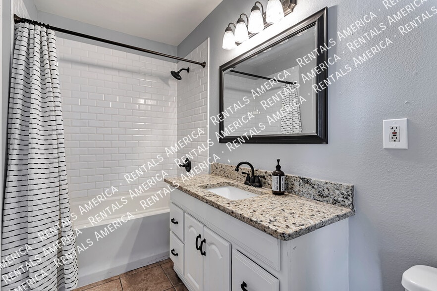 Building Photo - 2964 E Clarendon Ave