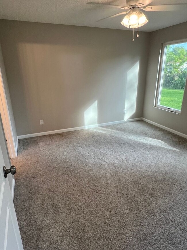 Building Photo - Pristine 4BR/2BA Available Immediately