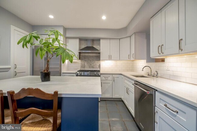 Building Photo - 908 S Front St