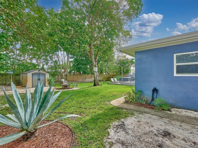 Building Photo - 801 NE 15th St