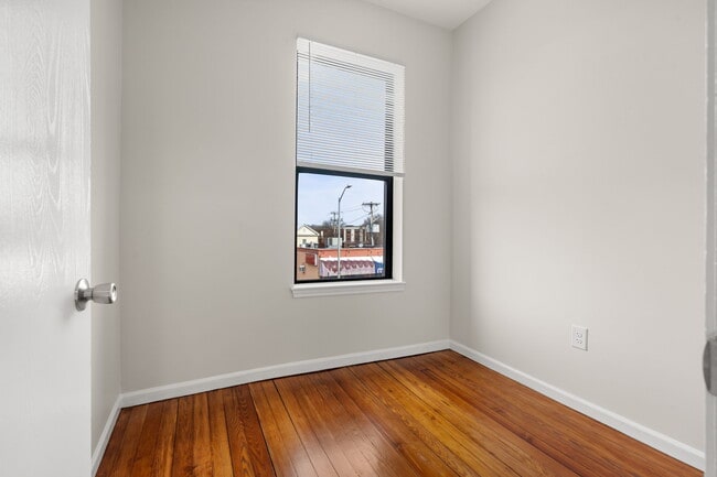 Building Photo - 784 / 790 / 796 Main Street Apartments