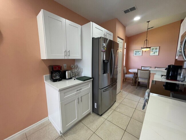 Building Photo - 2021 Crestview Way