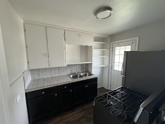 Building Photo - One bed/One bath close to Woodlawn Lake