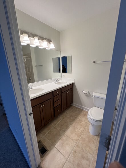 Building Photo - 18 Lakeview Pl