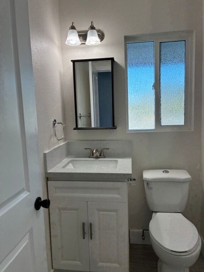 Building Photo - 5 Bedroom 4 Bath House in Garden Grove