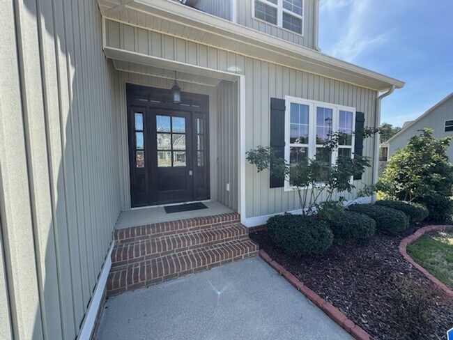 Building Photo - Like New and Move-in Ready!!