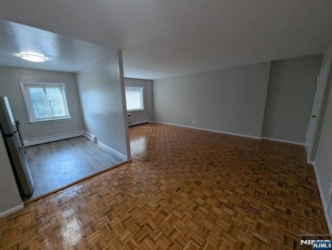 Building Photo - 40 Zabriskie St