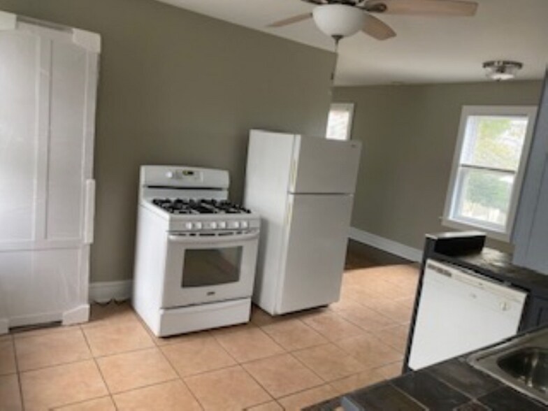 Building Photo - 310 W Scott St