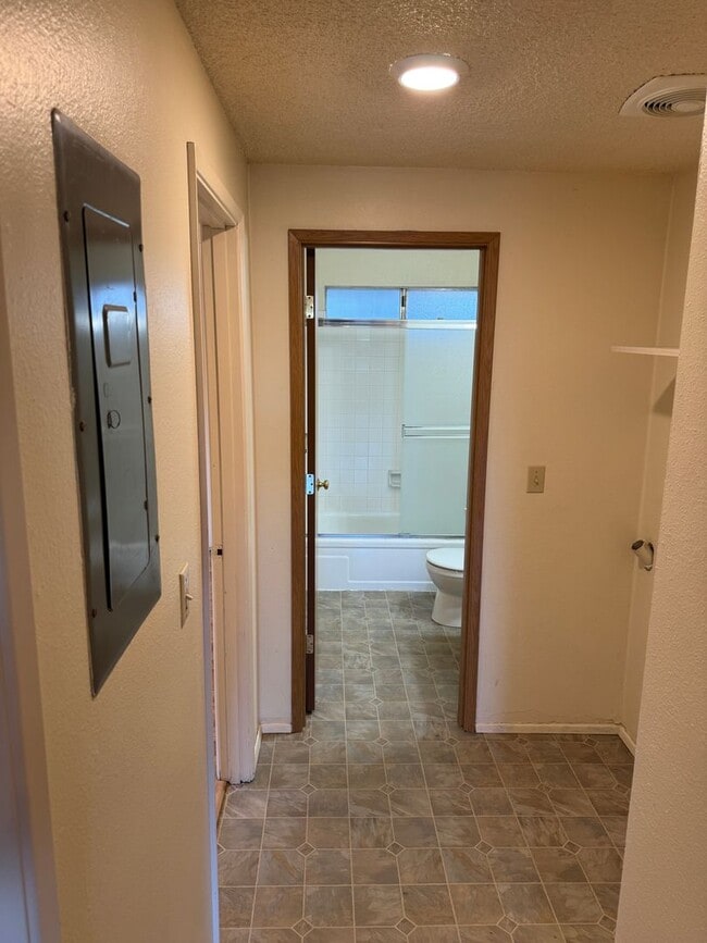 Building Photo - Charming 2-bedroom, 1-bath duplex in Springfield, OR