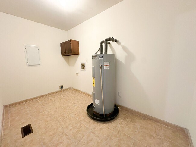 Building Photo - Move-In Ready on Large Corner Lot!