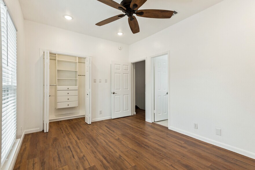 Building Photo - 1307 Kinney Ave