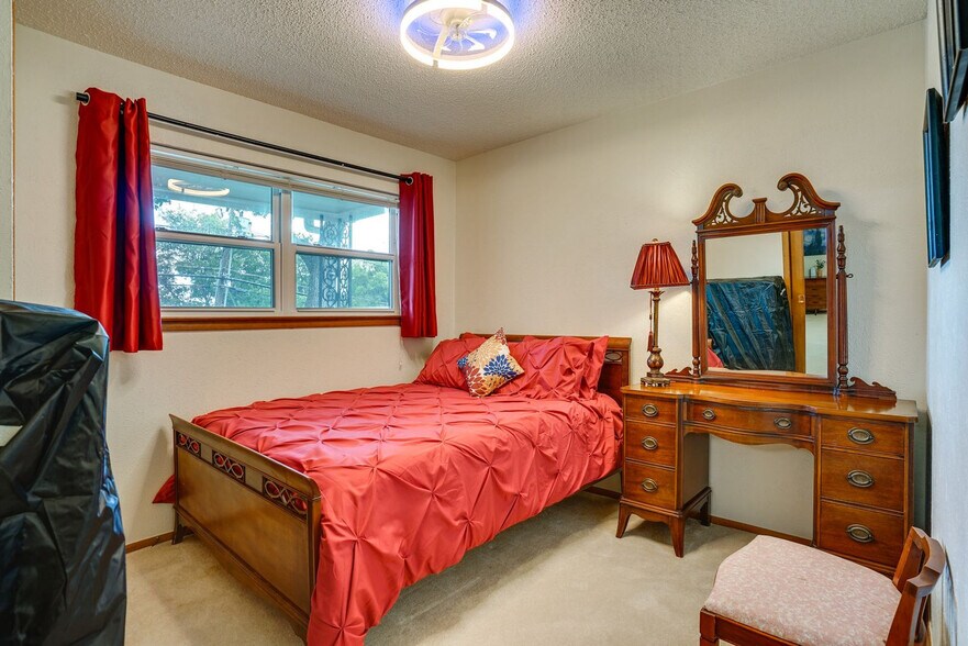 Building Photo - 6100 Price Dr