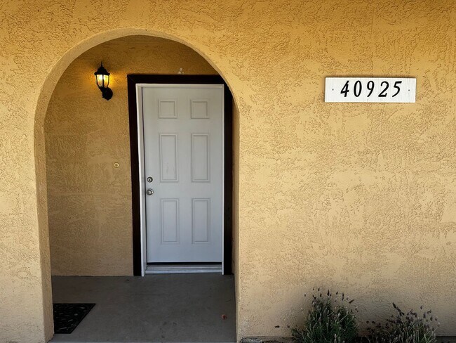 Building Photo - Freshly Updated 3bd/2ba home for rent!